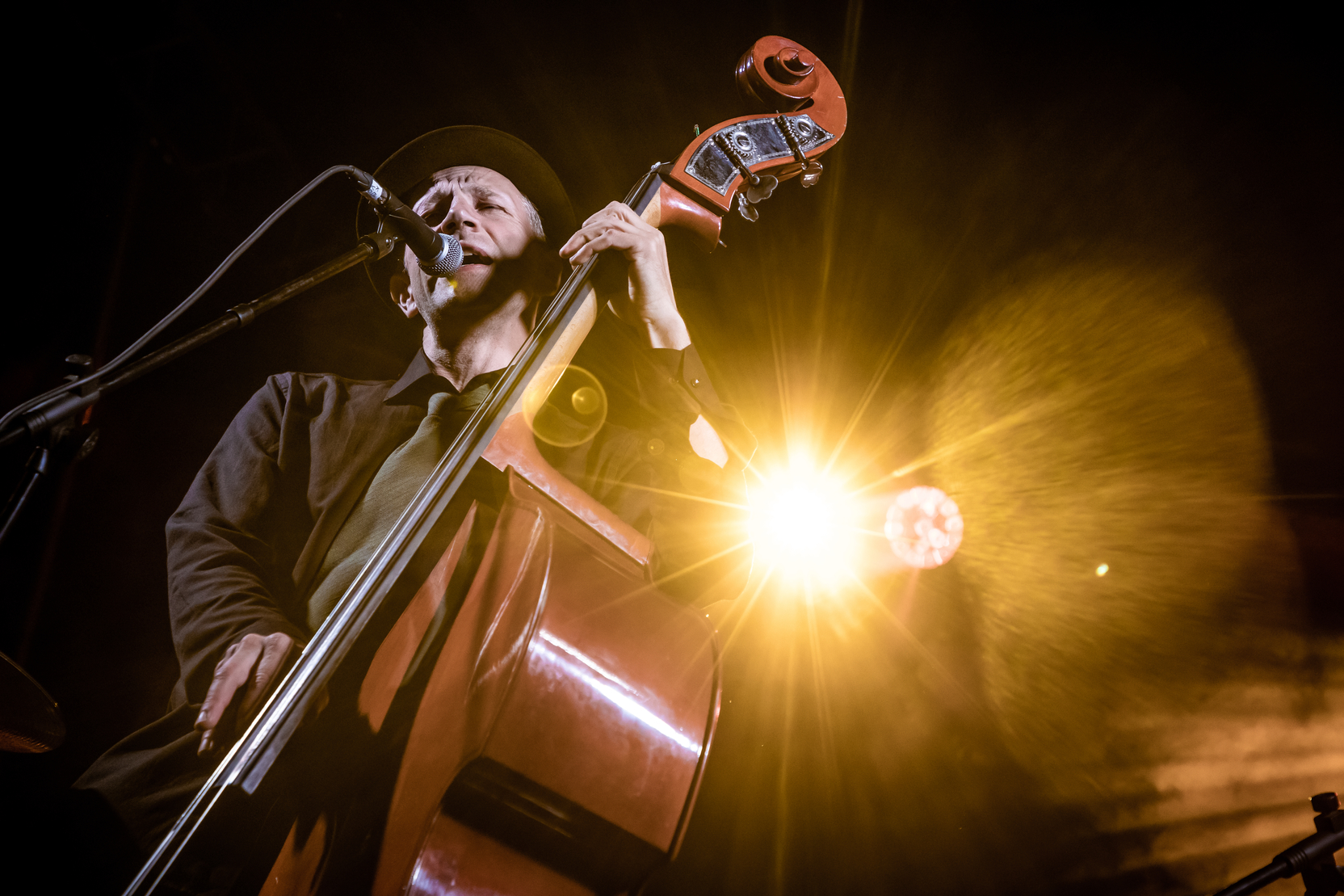 Некультурная публика: Билли Новик оправдал желание петербуржцев запретить наливайки