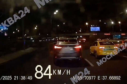 В Москве на видео попало, как Lexus не давал проехать автомобилю скорой помощи