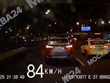 В Москве на видео попало, как Lexus не давал проехать автомобилю скорой помощи