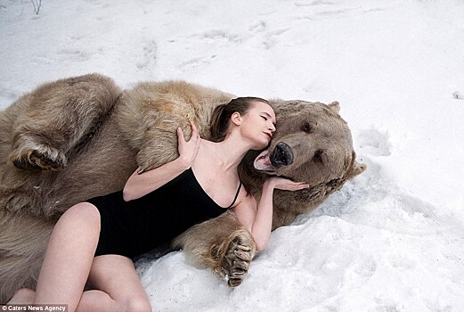 Снежная фотосессия двух моделей из России в обнимку с медведем шокировала Европу