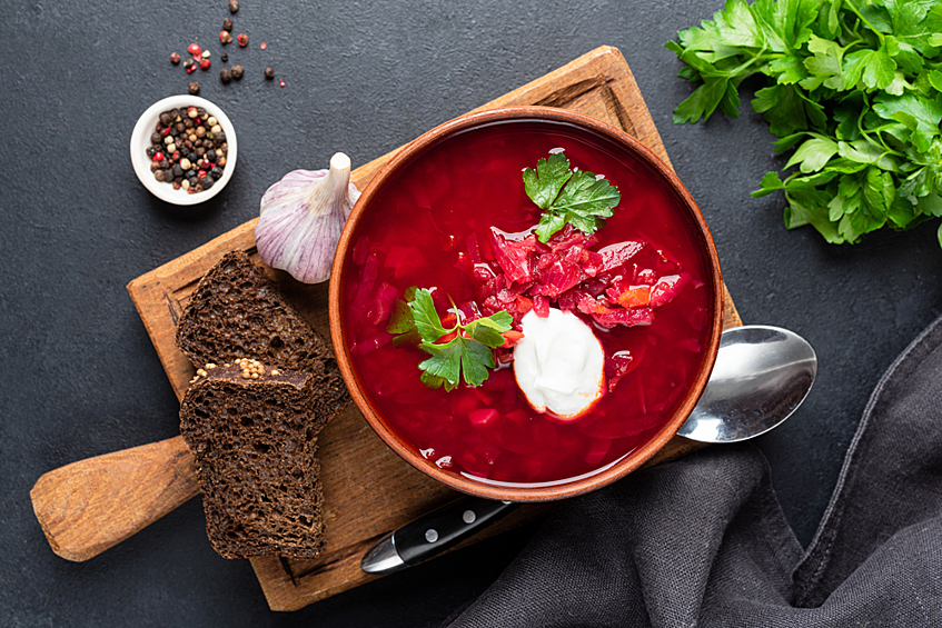 Борщ – свекольный суп, обычно мясной, традиционное блюдо восточных славян. При подаче борщ, как правило, заправляется сметаной
