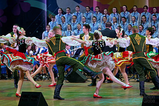 Воспитанники ансамбля песни и пляски имени В.С. Локтева дали концерт, посвящённый Международному женскому дню