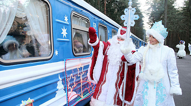 «Елки на колесах». «МИРовые» Снегурочка и Дед Мороз поздравили водителей в Минске