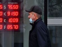 Рубль слабеет на дешевеющей нефти