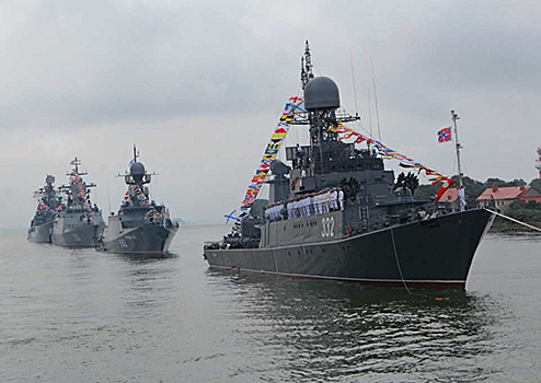 В Калининградском морском канале началось формирование парадного строя кораблей Балтийского флота ко Дню ВМФ