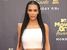 Африканские косы, обнаженная грудь и мужская юбка: Ким Кардашьян и другие звезды отличились на премии MTV