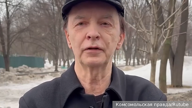 Музыканты «Пикника» возложили цветы в память о погибших в «Крокусе»