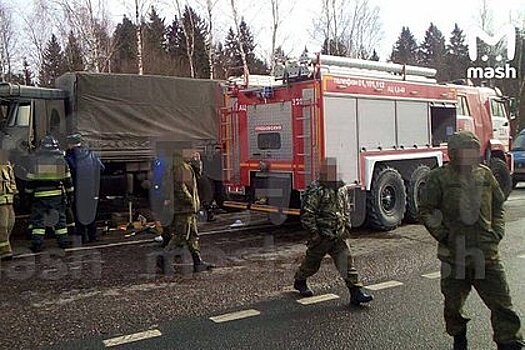 Два военных грузовика столкнулись на российской трассе