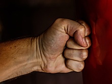 Считает ее самозванкой, которая убила семью: экс-чемпиона UFC арестовали за приближение к матери