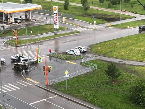 Автомобиль перевернулся на перекрестке в Кемерове по вине лихача