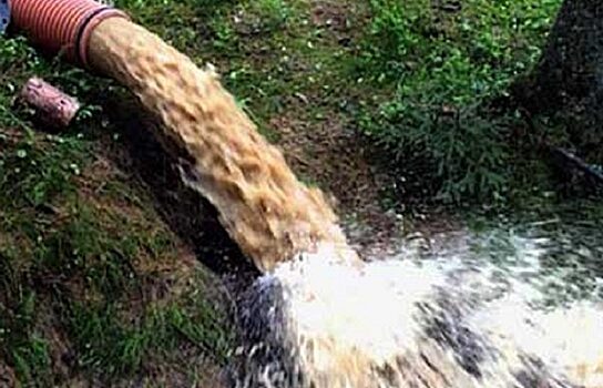 В Тюменской области в приток реки Пышмы сливают стоки канализации