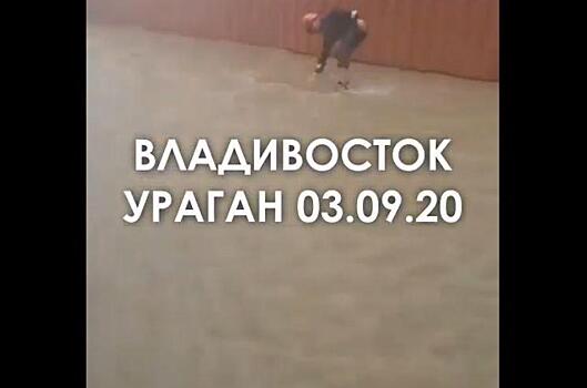 На видео собрали все самые «эпичные» моменты урагана во Владивостоке