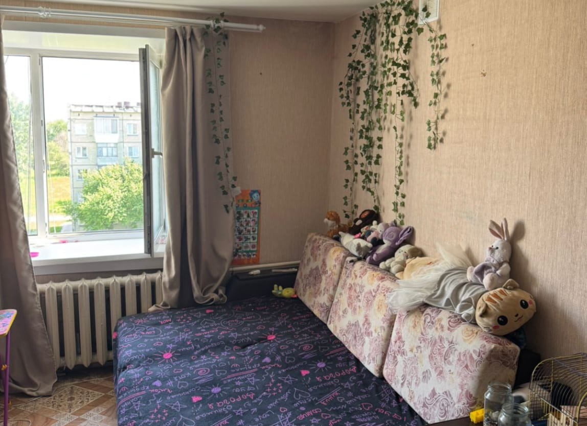 Под Новосибирском 4-летняя девочка выпала из окна пятого этажа