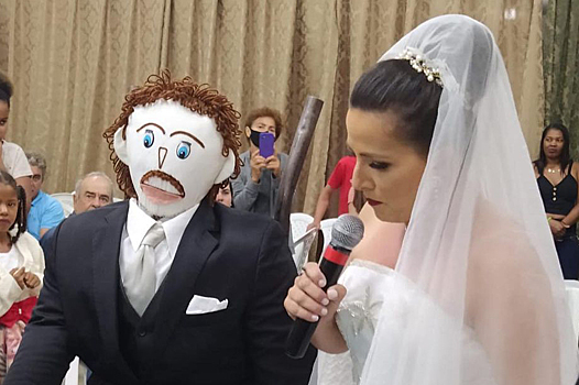 Бразильянка вышла замуж за куклу и обвинила супруга в измене