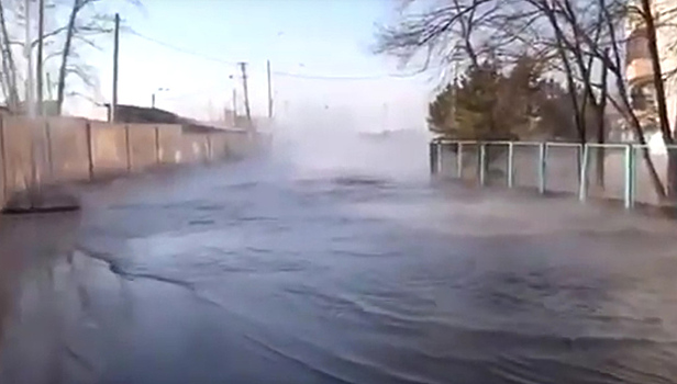Канализационная авария в Хабаровске: по улицам города потекла "могучая река". Видео