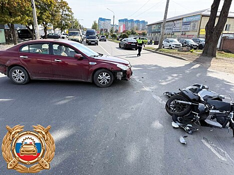 В Ростове легковушка въехала в скутер, за рулем которого сидел подросток