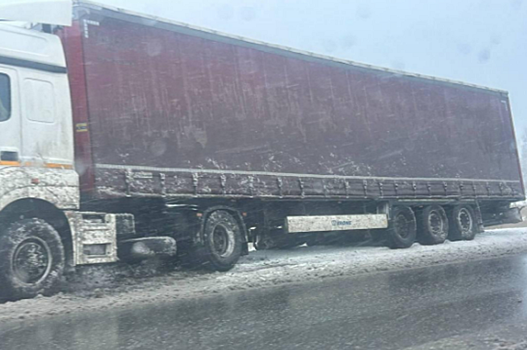Под Искитимом из-за непогоды с дороги упал большегруз