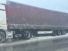 Под Искитимом из-за непогоды с дороги упал большегруз