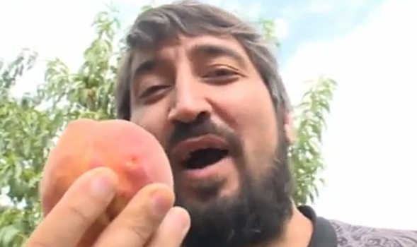 Дагестанец продает фрукты с помощью онлайн-трансляций