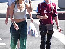 Фото: Пэрис Джексон и ее крестный отец Маколей Калкин направляются в тату-салон