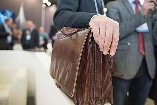 Петербургскому депутату запретили заседать с флажком с буквой Z