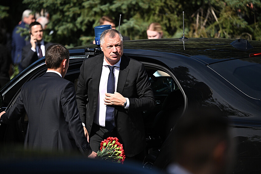 Заместитель председателя правительства РФ Марат Хуснуллин перед началом церемонии прощания с бывшим министром транспорта Романом Старовойтом в ЦКБ, 10 июля 2025 года