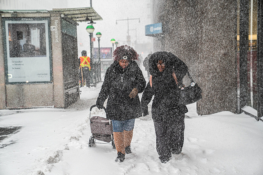 Пешеходы идут по Флэтбуш-авеню в центре Бруклина