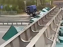 Под Владивостоком из-за самосвала виадук упал на трассу, перегородив движение — Видео