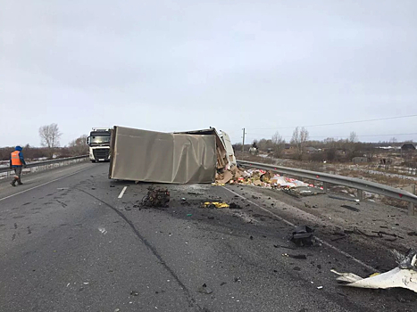 Фура с сахаром опрокинулась на сибирской трассе