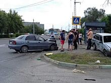 Видео: авто протаранило остановку в Орске