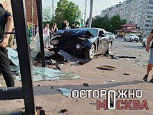 Спорткар вылетел на автобусную остановку в Подмосковье