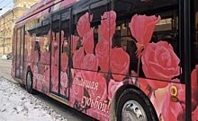 В казанском троллейбусе пассажирам начали дарить валентинки и жвачки Love Is