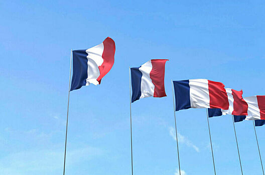 Политолог считает, что импичмент Макрона после отставки премьера маловероятен