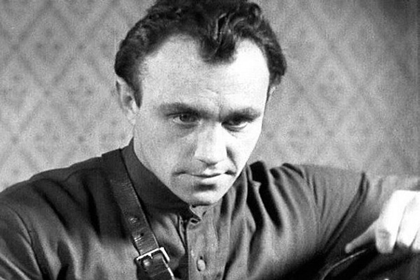 Дмитрий Фурманов (актер Борис Блинов). Для 25-летнего актера Ленинградского ТЮЗа Бориса Блинова роль Дмитрия Фурманова стала первой работой в кино. После «Чапаева» его ждали в основном роли военных — в фильме «Подруги» о Гражданской войне он сыграл раненого комиссара, в картине «Волочаевские дни» о японской интервенции ему досталась роль матроса Бублика, в ленте «Фронтовые подруги» он появился в образе разведчика на Советско-финской войне. Дважды Борис Блинов играл матроса Железняка.  Его последней картиной стал фильм «Жди меня» — тот снимали в эвакуации в Алма-Ате в 1943 году, а в основу сценария легло знаменитое стихотворение Константина Симонова. Во время съемок в городе разразилась эпидемия тифа — Борис Блинов оказался среди ее жертв. Сражаясь с болезнью, он сумел закончить картину. Актер умер от тифа через несколько дней после премьеры.