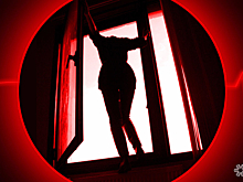 Попытка помыть окна обернулась для омички переломом позвоночника