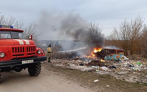 Неизвестные подожгли мусорный бак в Путятине