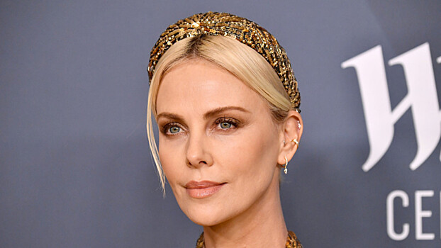 46-летнюю актрису Шарлиз Терон сфотографировали на пляже без ретуши