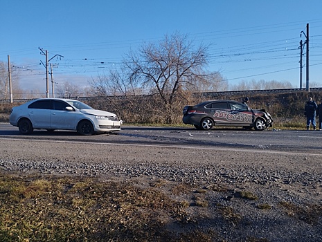 Машина с символикой кемеровской автошколы попала в ДТП