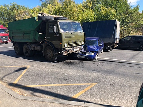 На севере Волгограда не поделили дорогу КАМАЗ, Газель и «десятка»