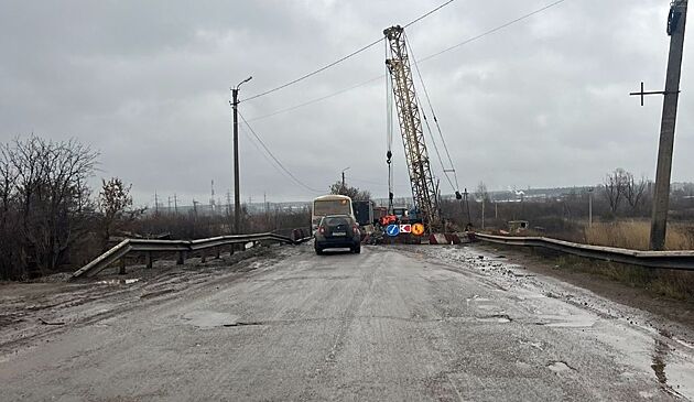 Подъёмный кран упал на мосту в Сарапуле и перегородил движение