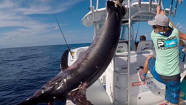 Рыбаки поймали гигантского "монстра" в США