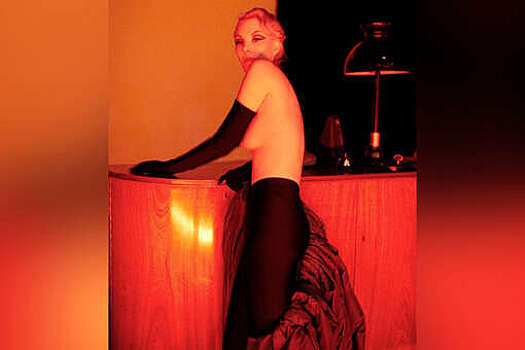 55-летняя Рената Литвинова опубликовала фото топлес