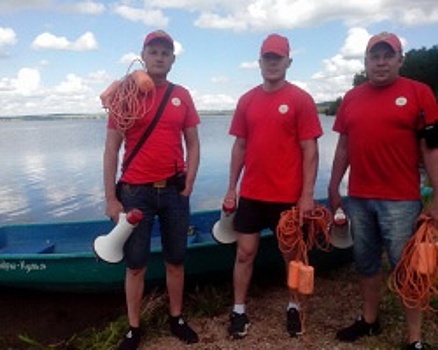 На озере Кандры-Куль туристов унесло на надувном матрасе, потребовалась помощь спасателей