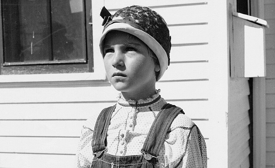 Татум О’Нил – «Бумажная луна». Благодаря этому фильму 9-летняя Татум О'Нил стала самой юной в истории обладательницей премии «Оскар». Вместе с отцом они сыграли главных персонажей картины – осиротевшую девочку и любовника ее матери, которые путешествуют по Америке во времена Великой депрессии.