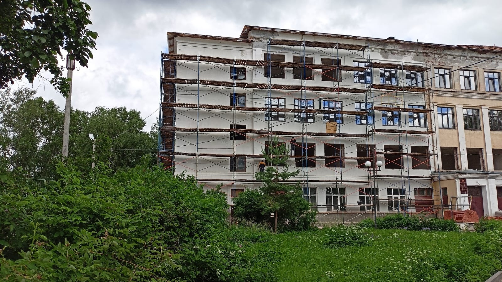 Работы на фасаде продолжаются в школе № 8 в Вологде