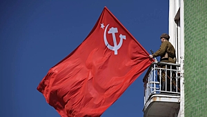 Посольство Германии в Москве исковеркало флаг СССР в публикации о 1945 годе