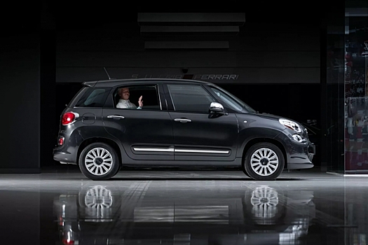 На аукционе продают Fiat 500L, на котором ездил Папа Римский