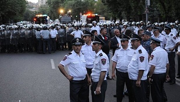У захвативших здание полиции в Ереване восемь заложников
