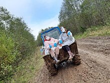 Под Ярославлем члены УИК добрались до избирателей на тракторе