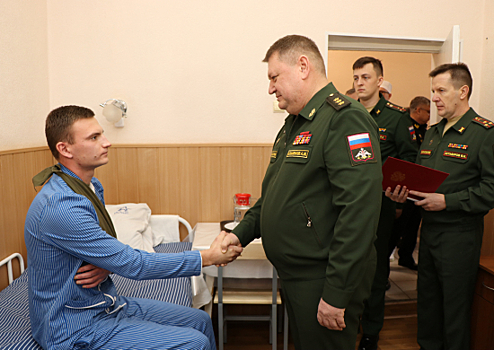Замминистра обороны РФ генерал-полковник Алексей Кузьменков вручил государственные награды участникам СВО